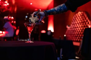Serves lunch, dinner and happy hour