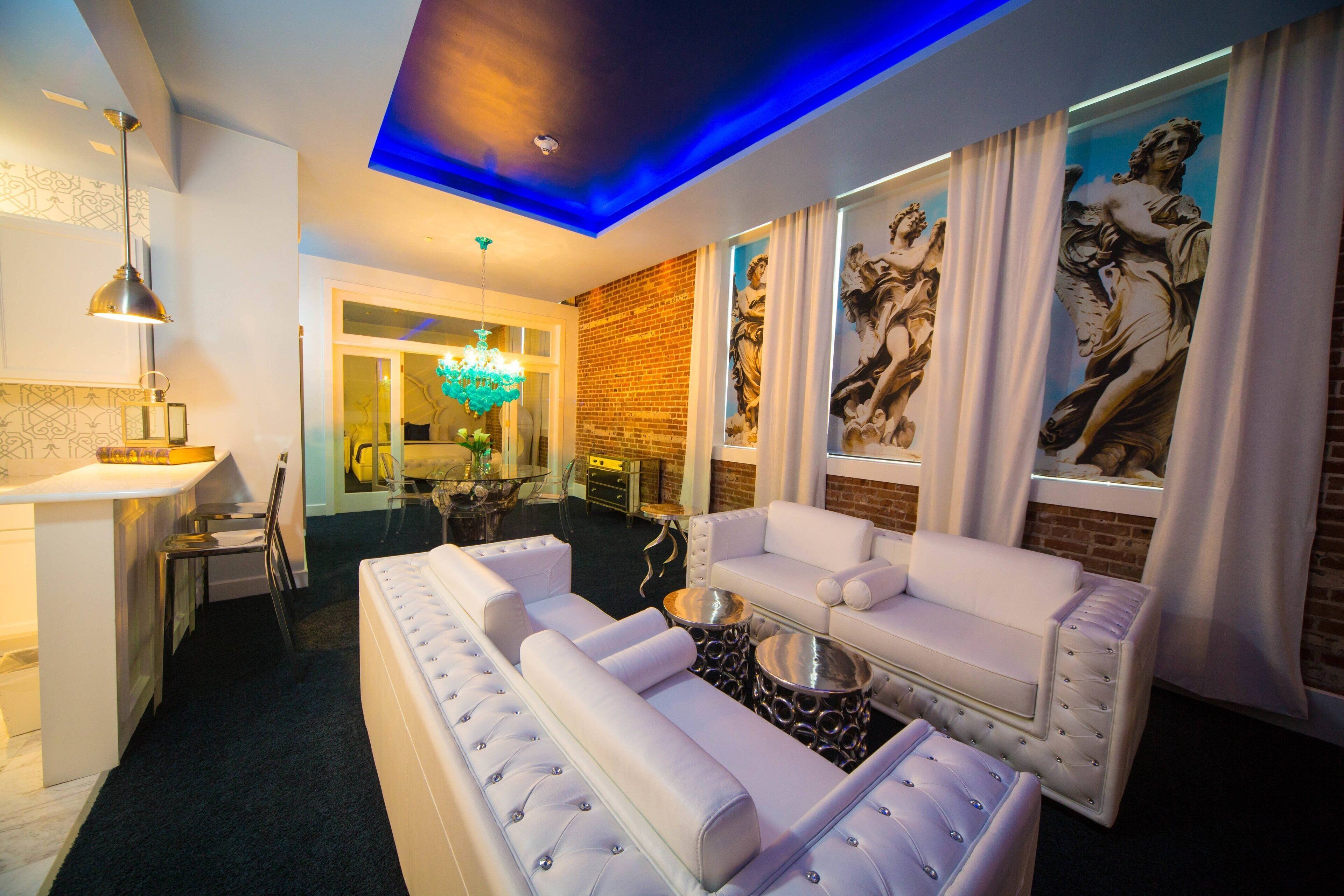 executive suite, 2 bedrooms, non smoking | living area | 46-inch flat-screen tv with cable channels, tv, books