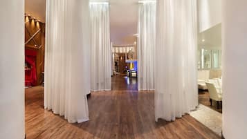 Serves lunch, dinner, and happy hour