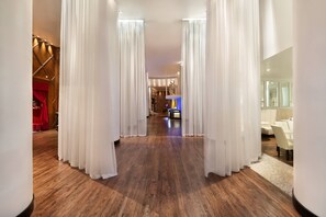 供應午餐、晚餐及歡樂時光優惠