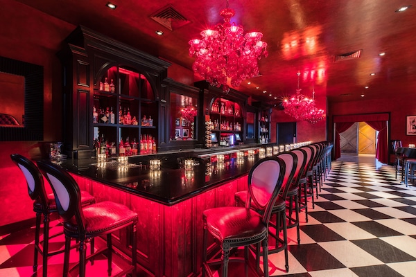 Serves lunch, dinner and happy hour