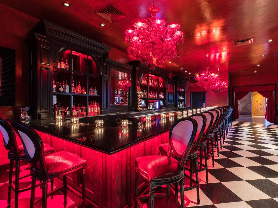 Serverer lunsj, middag og happy hour