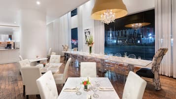 Se sirven desayunos y cocina del sur de EUA