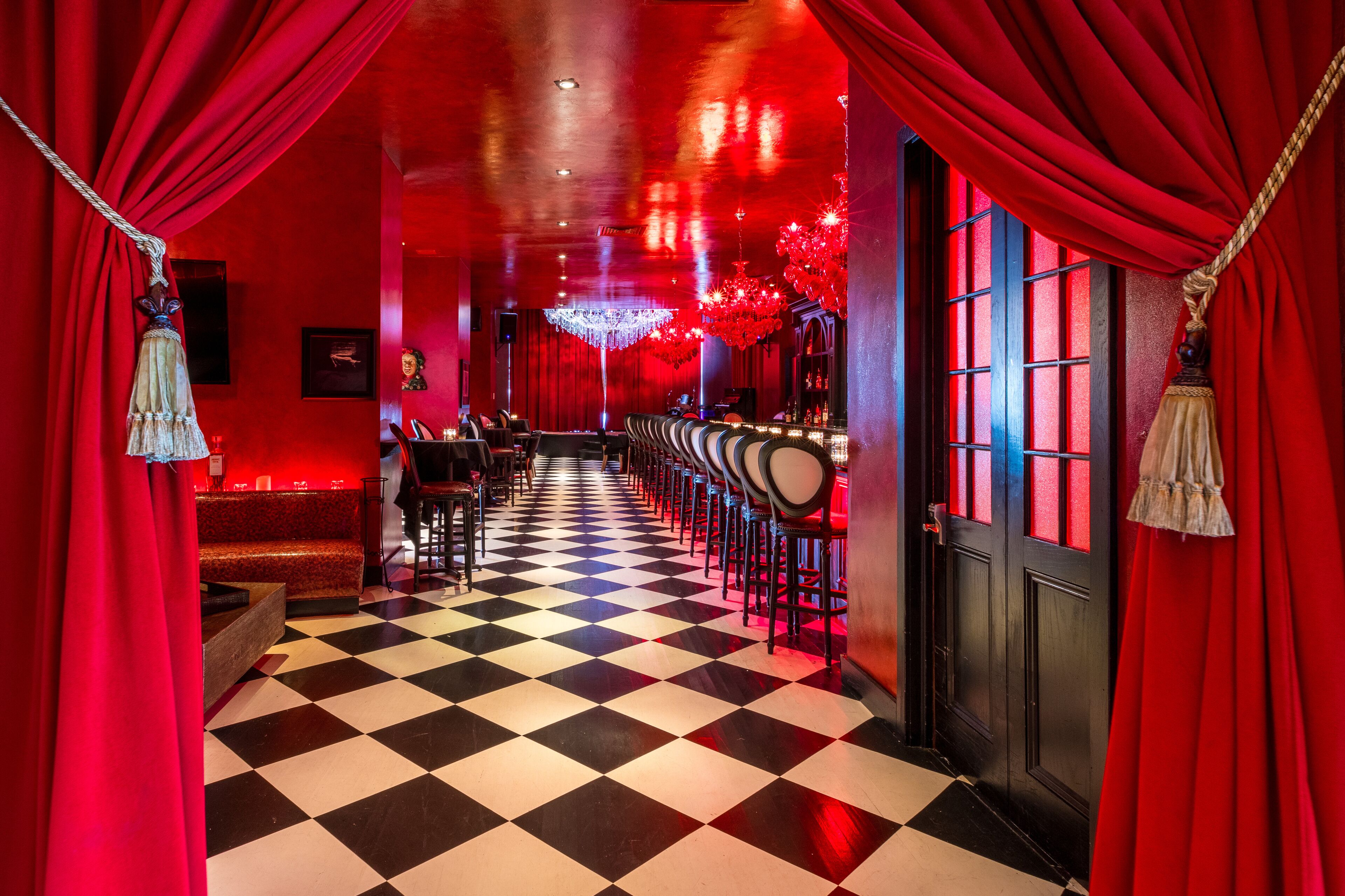 Phục vụ bữa trưa, bữa tối và happy hour 