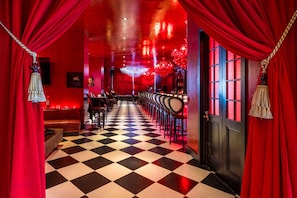 供應午餐、晚餐及歡樂時光優惠