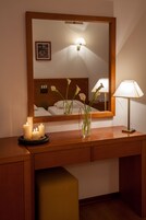 Minibar, caja de seguridad en la habitación y escritorio 