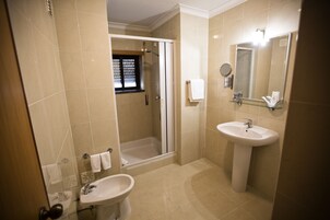 Artículos de tocador gratuitos, bidet, toallas