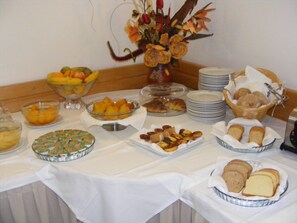 Daily continental breakfast (EUR 10 per person) - Hotel Santa Mafalda (Ourem)