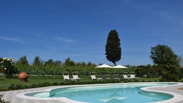 Utendørsbasseng og solsenger