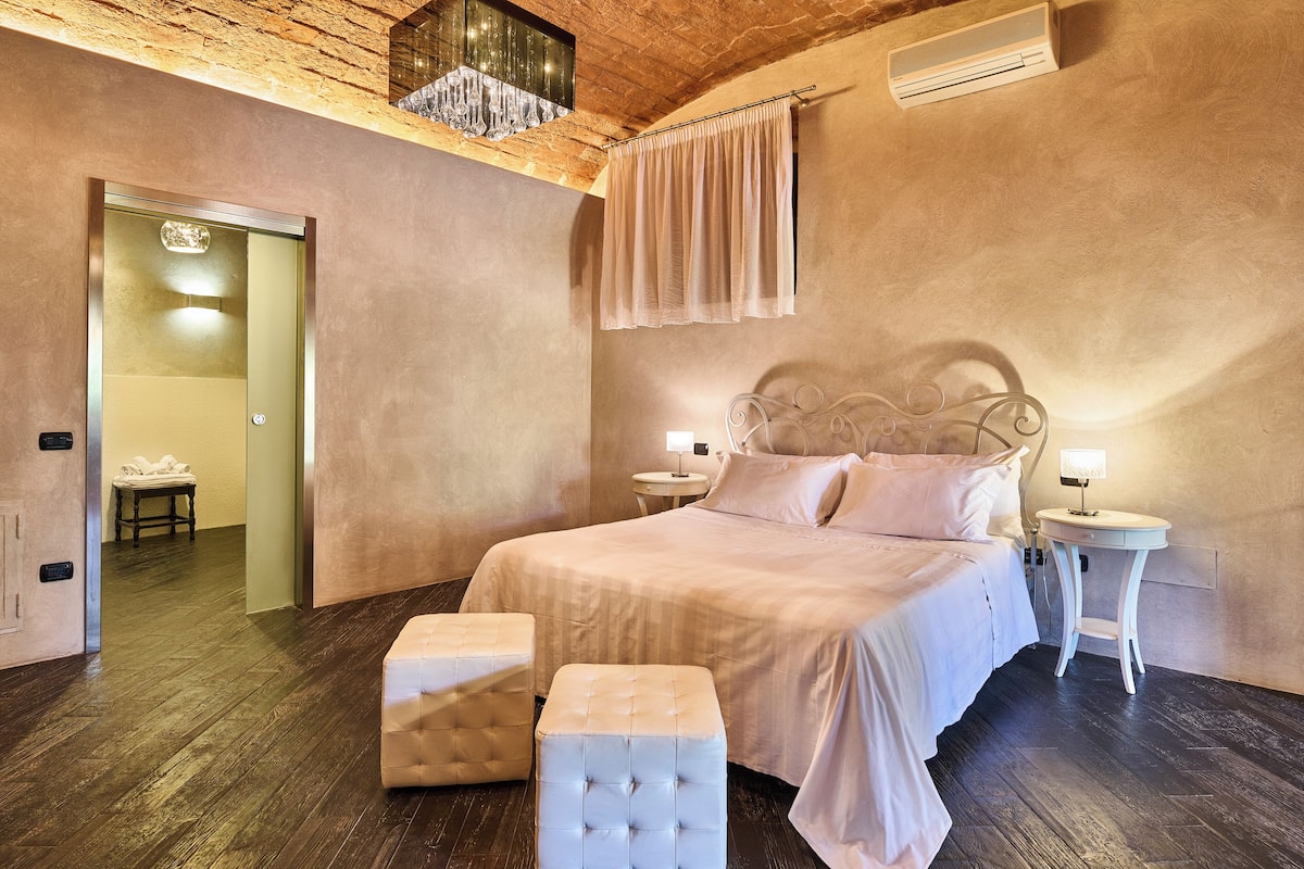 Deluxe Apartment, 1 Bedroom | Minibar, in-room safe, laptop workspace, soundproofing