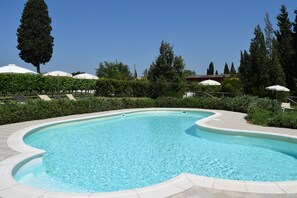 Utendørsbasseng og solsenger