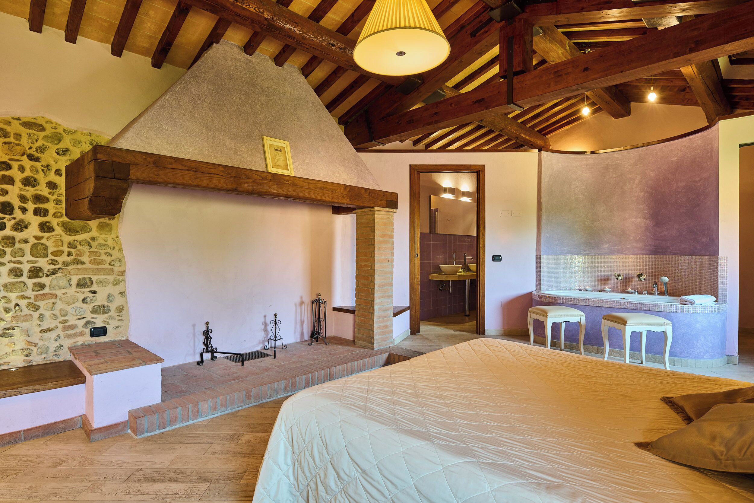 Suite, Whirlpool | Minibar, Zimmersafe, laptopgeeigneter Arbeitsplatz