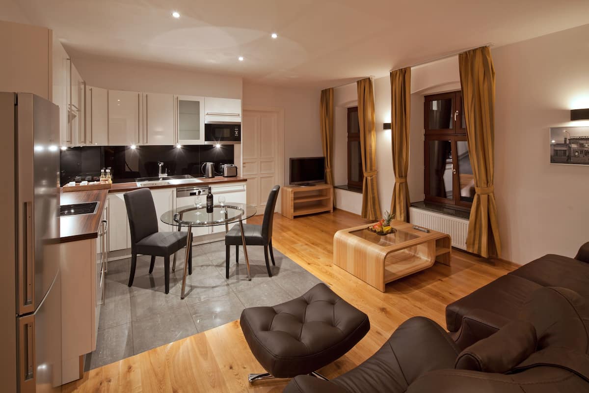 Keyless Easy Entry 24/7 - Superior 1 Bedroom Apartment | Living room | Flat-screen TV, DVD player