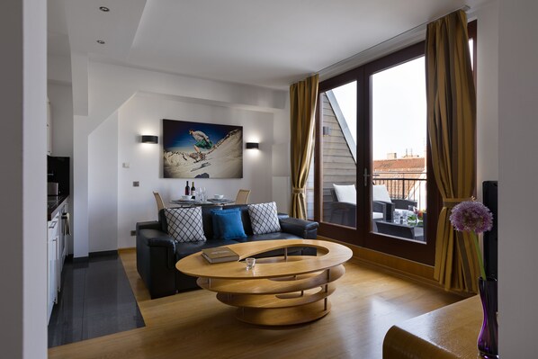 Keyless Easy Entry 24/7 - Deluxe 1 Bedroom Apartment | Living room | Flat-screen TV, DVD player