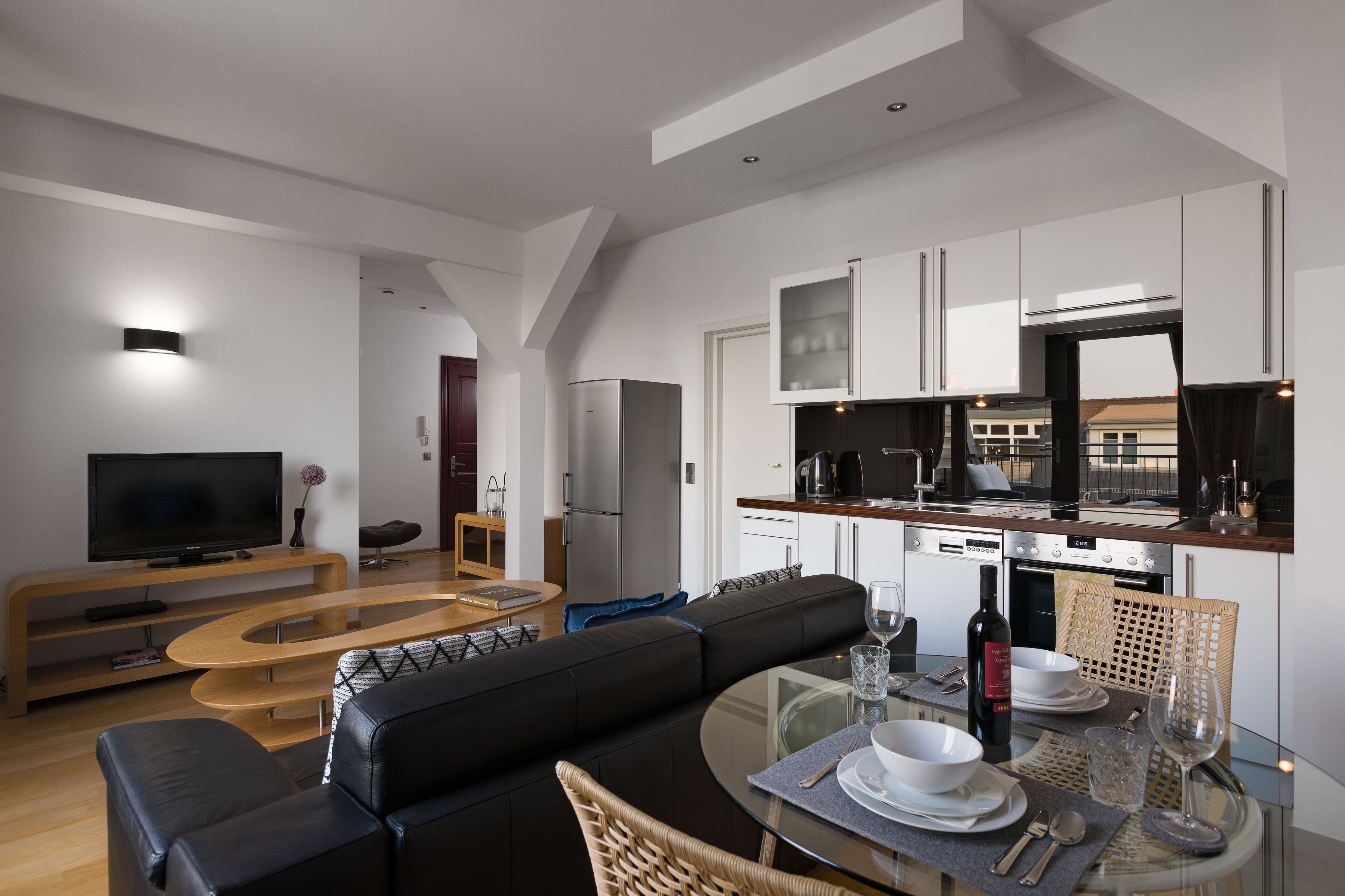 Keyless Easy Entry 24/7 - Deluxe 1 Bedroom Apartment | In-room dining