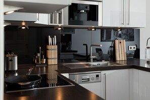 Keyless Easy Entry 24/7 - Superior 2 Bedroom Apartment | Private kitchen | Full-sized fridge, oven, stovetop, dishwasher - Luxoise Apartments Berlin Friedrichshain (Berlin)