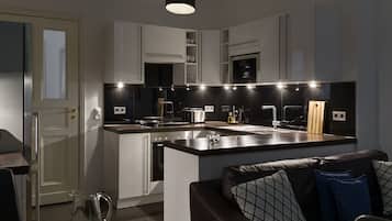 Keyless Easy Entry 24/7 - Superior 3 Bedroom Apartment | Eigene Küche | Großer Kühlschrank, Ofen, Herdplatte, Geschirrspüler