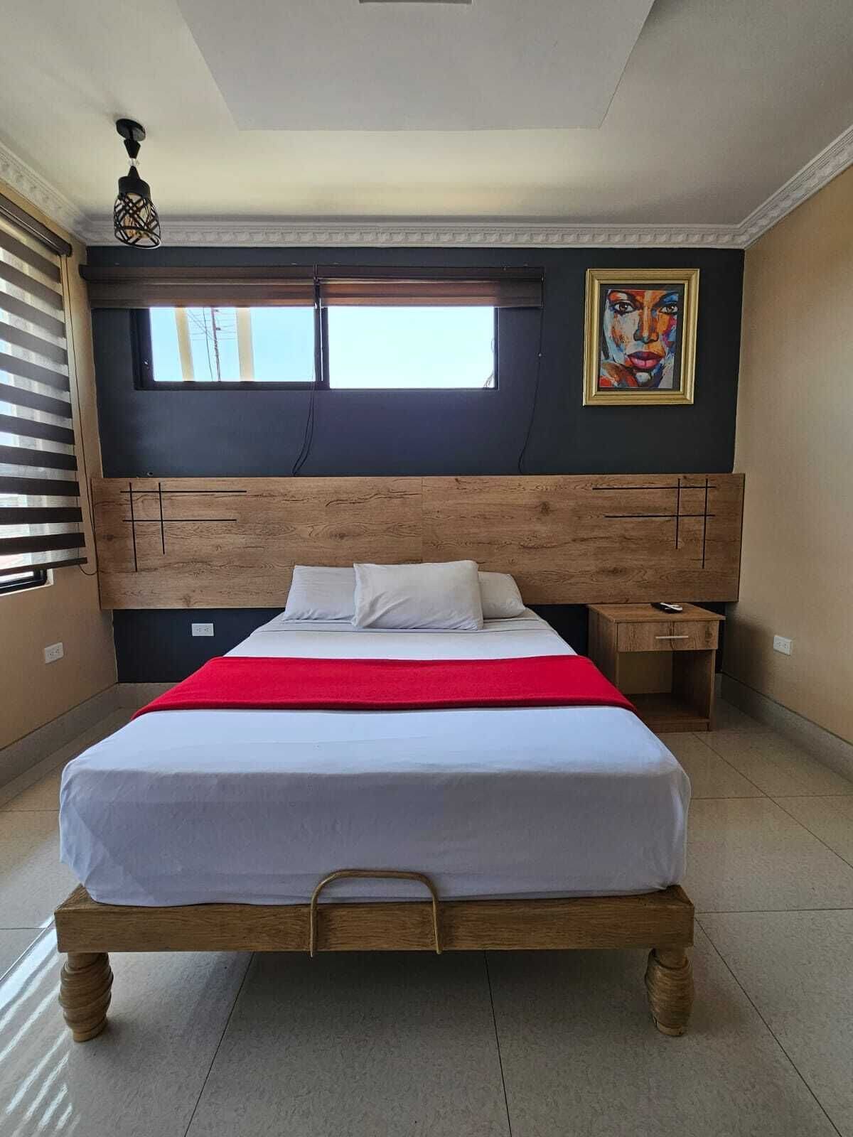 Luxe beddengoed, een kluis op de kamer, een bureau, een laptopwerkplek