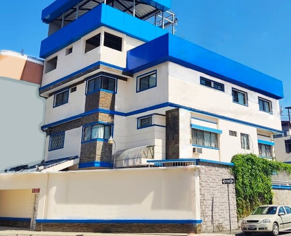 A multi-story building with a blue and white color scheme, featuring balconies and windows. - Murali Hostal Guayaquil (Guayaquil)