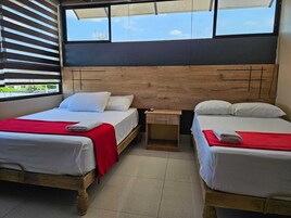 Quarto duplo standard | Roupas de cama premium, cofres nos quartos, escrivaninha