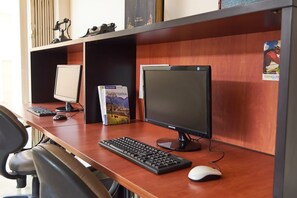 A wooden desk with two monitors, a keyboard, and a mouse. - Murali Hostal Guayaquil (Guayaquil)