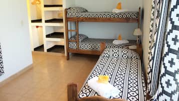 Sábanas de algodón egipcio y caja de seguridad en la habitación