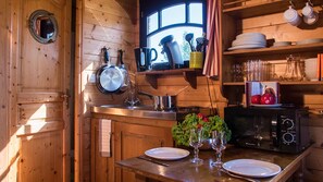 Roulotte Gîte | Private kitchen - Le Village des Monédières - Slowmoov (Chamberet)
