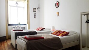 Twin Room, Shared Bathroom - Refuge in Santa Marta Hostel (Lisbon)
