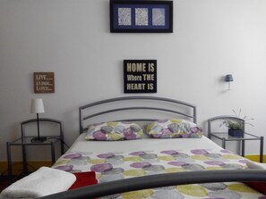 Down comforters, iron/ironing board, free WiFi - Refuge in Santa Marta Hostel (Lisbon)