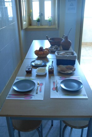 Private kitchen - Refuge in Santa Marta Hostel (Lisbon)