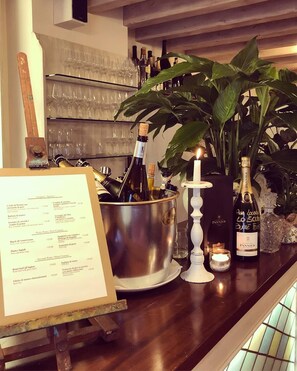 供應午餐及晚餐;室外用餐