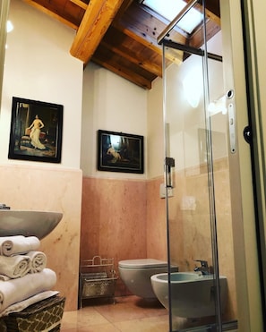 Ducha, artículos de higiene personal gratuitos, secador de pelo y bidé
