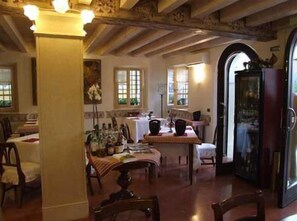 점심 식사 및 저녁 식사 제공, 야외에서 식사 