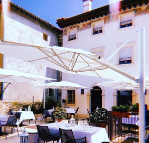 점심 식사 및 저녁 식사 제공, 야외에서 식사 