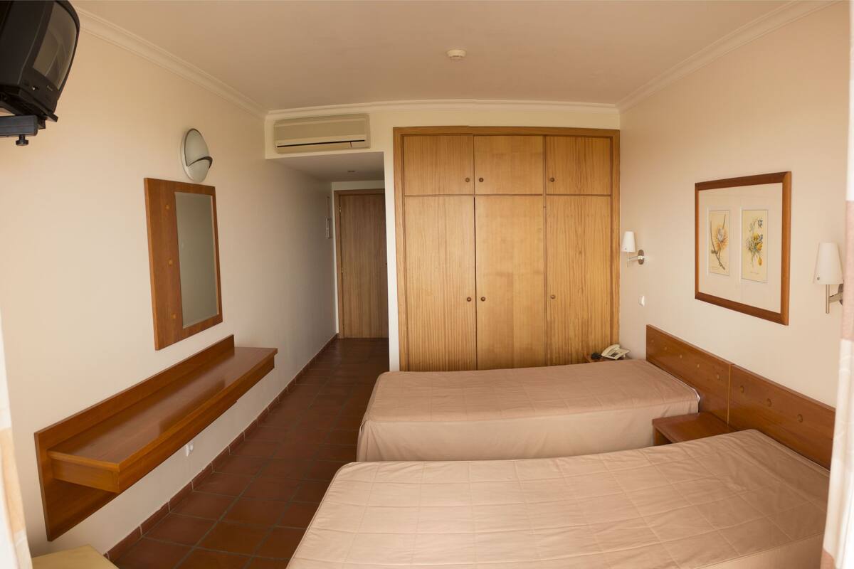 single room, sea view | desk, cots/infant beds, bed sheets