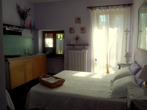 Premium bedding, down comforters, minibar, iron/ironing board - B&B Al Giardino di Alice (Perugia)