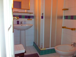 Shower, free toiletries, hair dryer, bidet