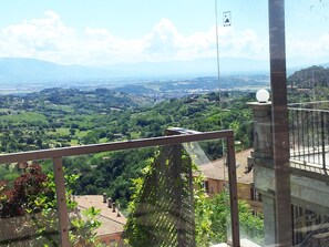 A balcony with a view of a green valley and distant mountains. - B&B Al Giardino di Alice (Perugia)