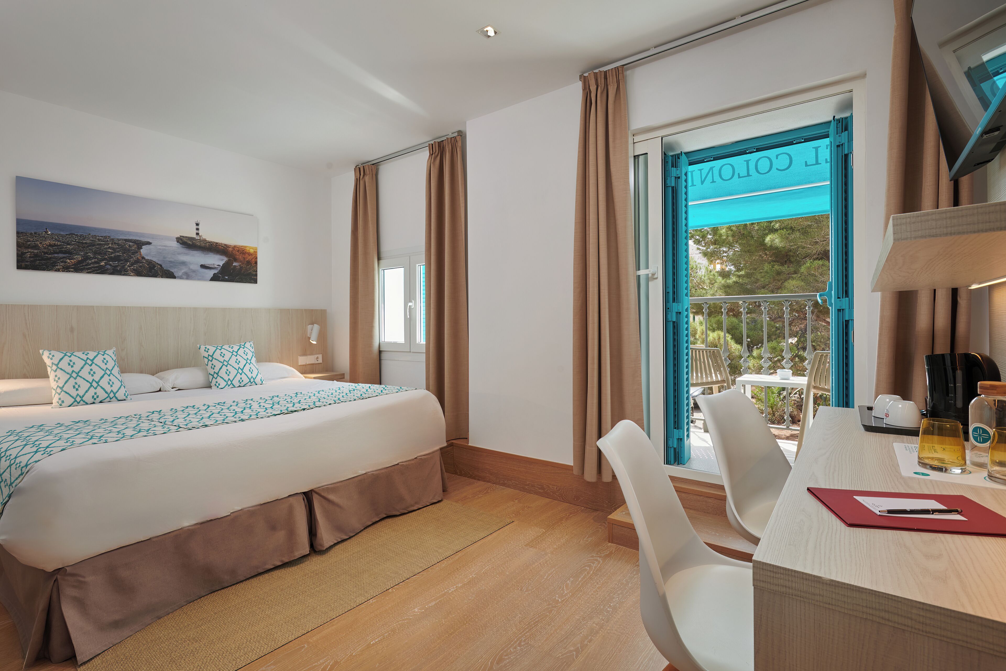 Tweepersoonskamer, terras | Donzen dekbedden, een kluis op de kamer, een bureau, gratis wifi