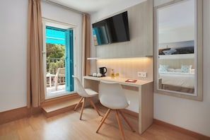 Tweepersoonskamer, terras | Donsdekens, een kluis op de kamer, een bureau, gratis wifi