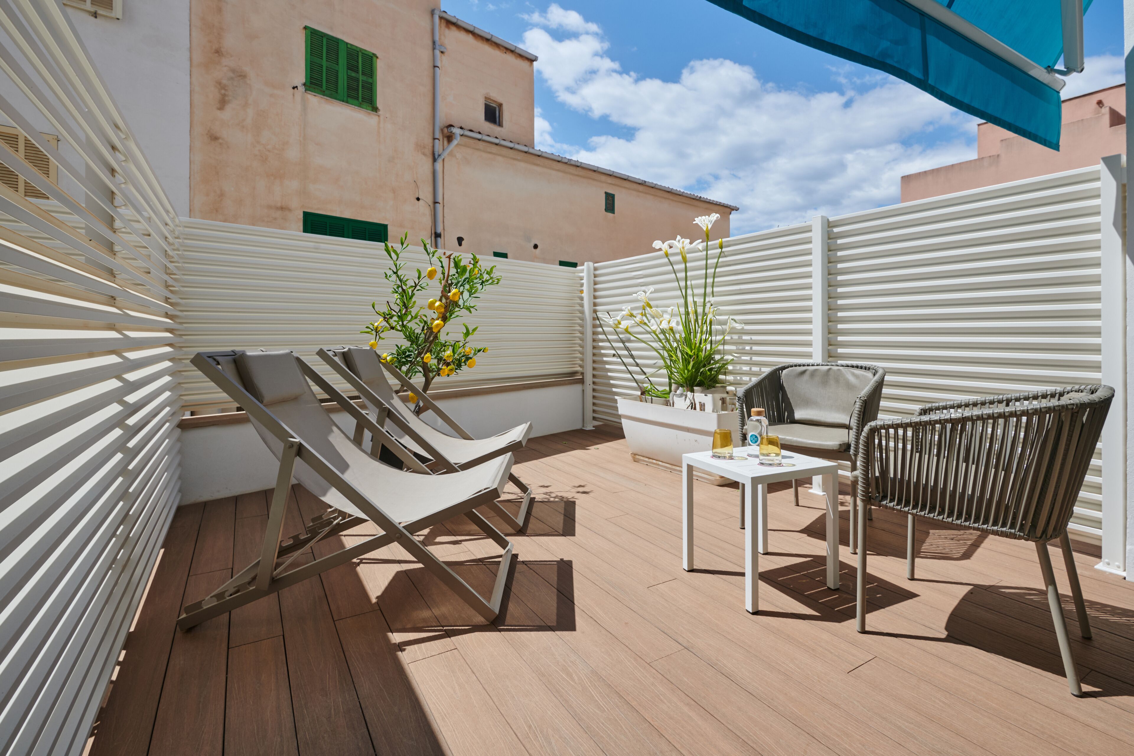 Superior tweepersoonskamer, terras | Donsdekens, een kluis op de kamer, een bureau, gratis wifi