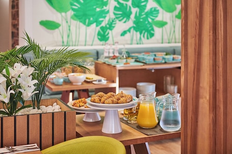 Desayuno continental diario (EUR 10 por persona). Hotel Colonial