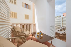 Chambre supérieure double, terrasse | Couette en duvet, coffre-fort, bureau, accès au Wi-Fi (inclus)