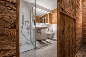 Dusche, Haartrockner, Hausschuhe, Handtücher