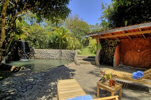 Piscina externa, espreguiçadeiras