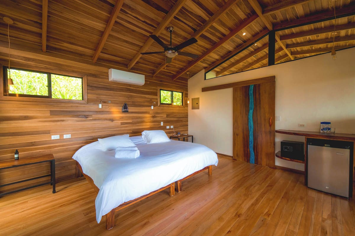 Comfort studio suite | Donzen dekbedden, een kluis op de kamer, individueel gedecoreerd