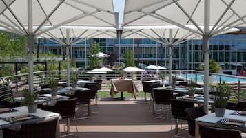 Se sirven desayunos, almuerzos y cocina italiana (con vistas al jardín)