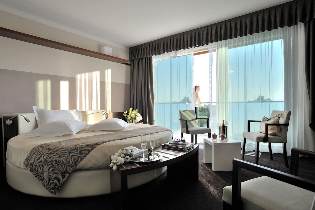 suite (round) | 1 bedroom, premium bedding, minibar, in-room safe