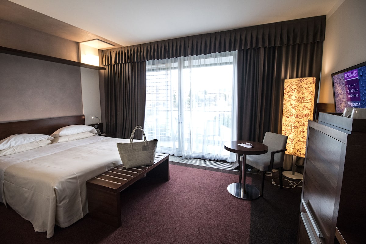 Habitación Confort doble, vistas a la ciudad | 1 dormitorio, ropa de cama de alta calidad, minibar y caja fuerte