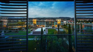 Un edificio moderno con fachada de vidrio, césped cuidado y vistas despejadas del entorno.